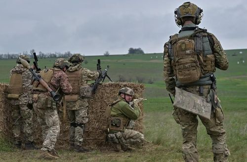 Binh sĩ Ukraine trong một buổi huấn luyện ngày 28/4. Ảnh: Reuters