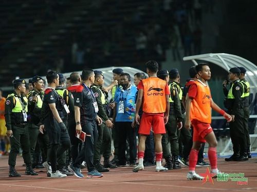 Cầu thủ Indonesia và Thái Lan ẩu đả, cảnh sát Campuchia phải vào cuộc.