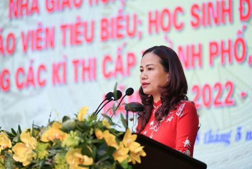 Trưởng phòng Giáo dục quận Hoàn Kiếm Vương Hương Giang phát biểu tại lễ tuyên dương.