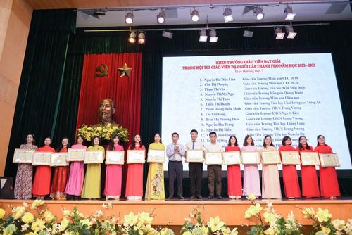 Ông Phạm Tuấn Long- Chủ tịch UBND quận Hoàn Kiếm trao bằng khen cho giáo viên đạt giải trong hội thi giáo viên dạy giỏi cấp thành phố.