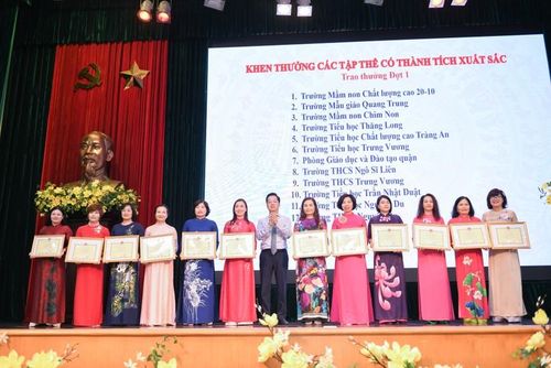 Ông Vũ Đăng Định trao bằng khen cho các tập thể có thành tích xuất sắc trong năm học vừa qua.