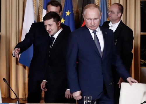 Tổng thống Nga Vladimir Putin và người đồng cấp Ukraine, Volodymyr Zelensky đến dự một hội nghị tại Điện Elysee ở Paris vào ngày 9/12/2019. Ảnh: AP