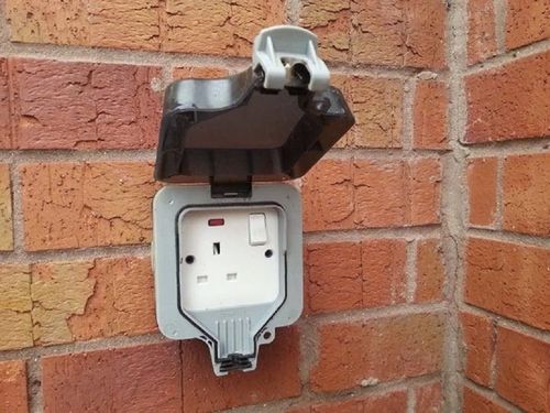 Nên lắp đặt hộp bảo vệ ổ cắm bên ngoài để không bị thấm nước.
