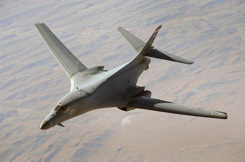 Một trong những lý do khác cần tăng tải trọng của B-1B có lẽ là sự thất bại của B-52 trong quá trình thử vũ khí siêu thanh. Một loạt các thử nghiệm gây tranh cãi rất có thể đã loại bỏ B-52 khỏi chương trình và thay thế bằng loại kế nhiệm.