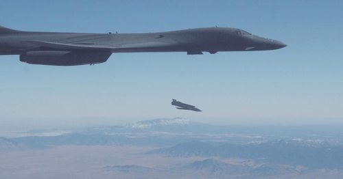Trên thực tế, cho đến khi có đủ số lượng B-21 Raider, B-1B sẽ là "người vận chuyển" vũ khí chiến thuật quan trọng. Ý tưởng của Không quân Mỹ đối với tải trọng của Lancer không phải mới được đưa ra.