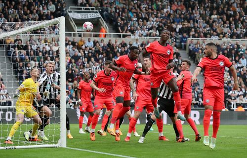 Trên sân nhà, Newcastle thi đấu thăng hoa và có lợi thế lớn ngay trong hiệp một. Cả hai pha lập công của chủ nhà đều đến từ những pha bóng bổng. Ngay phút 22, Deniz Undav (Brighton) lóng ngóng đánh đầu phản lưới, đưa chủ nhà vượt lên dẫn trước.