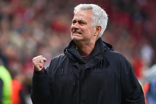 Chiến lược gia Mourinho ăn mừng chiến tích đưa AS Roma vào chung kết Europa League.