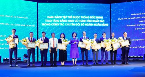 Ông Trần Công Quỳnh Lân - Phó Tổng Giám đốc VietinBank (thứ 3 từ trái qua) đại diện VietinBank nhận Bằng khen của Thống đốc NHNN Việt Nam về thành tích xuất sắc trong công tác chuyển đổi số ngành Ngân hàng