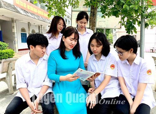 Cô giáo Trần Quỳnh Chi với học trò.