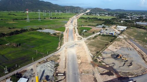  Cao tốc Vĩnh Hảo - Phan Thiết thuộc dự án cao tốc Bắc - Nam, là một trong 26 dự án giao thông trọng điểm do Bộ Giao thông - Vận tải triển khai, được khởi công xây dựng vào ngày 30-9-2020.