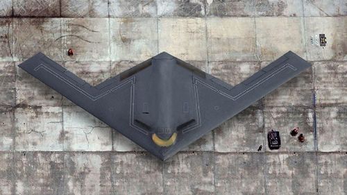 Hơn nữa mặc dù B-21 chưa vượt qua các chuyến bay thử nghiệm và chưa được đưa vào sản xuất hàng loạt, nhưng Washington đã coi nó là xương sống của hàng không chiến lược Mỹ. Điều gì xảy ra nếu nó không thể chống lại các mối đe dọa tiềm ẩn, đó sẽ là một thảm họa.