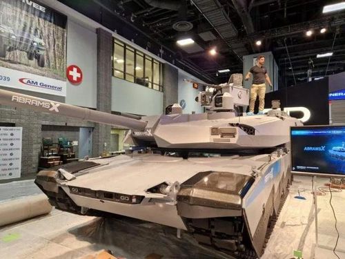 Giống như T-14 Armata của Nga, kíp lái 3 người của Abrams X đều nằm trong một "con nhộng" bố trí ở phần thân, được trang bị vỏ giáp tăng cường để bảo vệ khỏi các mối đe dọa.