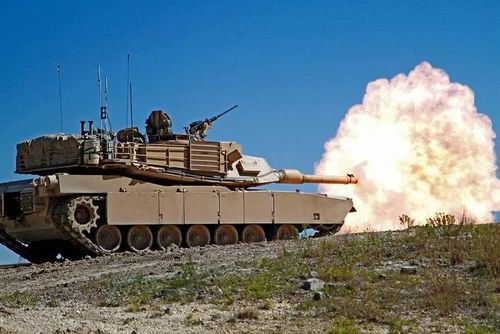 Xe tăng Abrams đã được nâng cấp nhiều lần và nhận thêm các khả năng tiên tiến, bao gồm dự trữ năng lượng điện, hệ thống quản lý tình trạng phương tiện, tích hợp khí tài vô hiệu hóa thiết bị nổ tự chế, liên kết dữ liệu đạn dược...