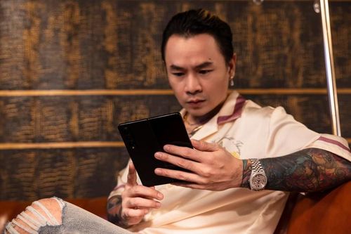 BinZ thường xuyên mặc trang phục màu hồng, đeo đồng hồ đắt đỏ khi xuất hiện trước công chúng. Ảnh: FB/Binz Da Poet.