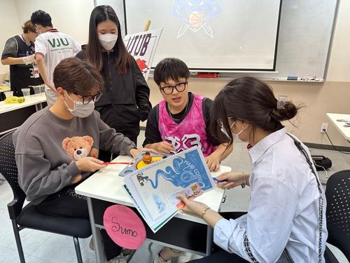  Ôn tập theo nhóm của học sinh trường THPT Hoàng Long.