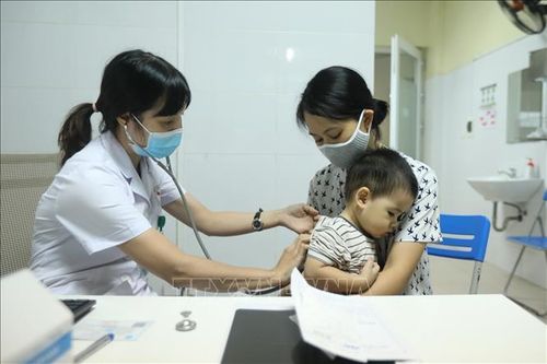 Thời tiết thay đổi thất thường, nhiều trẻ bị ốm. Ảnh: TTXVN