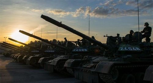 Xe tăng TR-85 M1 Bizonul của Romania vẫn giữ lại pháo D-10T2S cỡ 100 mm.