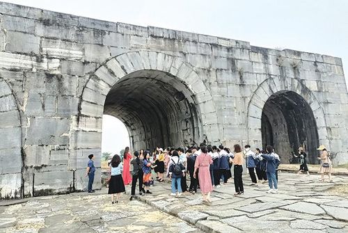 Thành Nhà Hồ nơi có nhiều đoàn Famtrip từ các tỉnh, thành đến tham quan, tìm hiểu.