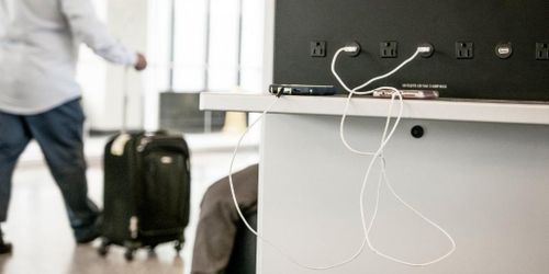  Trạm sạc pin công cộng có nguy cơ làm rò rỉ thông tin. Ảnh: FBI. 
