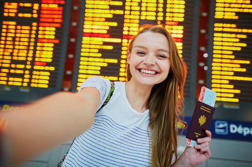  Check-in với tấm vé trên tay ở sân bay là "thủ tục" của nhiều người trẻ, nhưng đây được xem là hành động không an toàn. Ảnh: highschoolintheusa.org. 