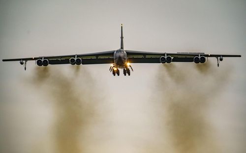Trong hai loại máy bay ném bom chiến lược trên, thì “cụ ông” B-52 sẽ đóng vai trò tấn công từ xa. Còn B-21 sẽ đóng một vai trò chủ lực, vì nó sẽ đảm nhận trách nhiệm hoạt động trong các môi trường có tranh chấp; tức là tiến gần hơn hoặc thậm chí là vào sâu sau lưng đối thủ. 