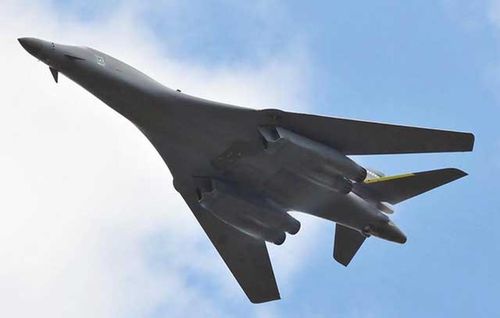 Theo trang web BulgarianMilitary gần đây cho biết, Không quân Mỹ đã tiến hành nâng cấp những chiếc máy bay ném bom chiến lược siêu thanh B-1 Lancer. Các giá treo mới của loại máy bay ném bom này, sẽ cho khả năng mang theo trọng tải lớn hơn nhiều, trong đó có cả vũ khí siêu thanh. 