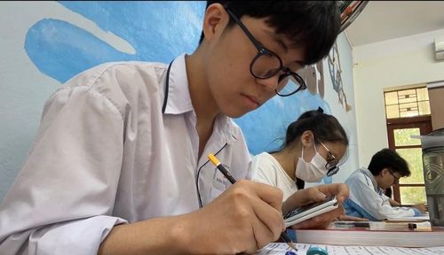 Nguyễn Văn Việt Anh (bìa trái), lớp 12 chuyên Địa, Trường THPT chuyên Lam Sơn, Thanh Hóa. Ảnh: LT.