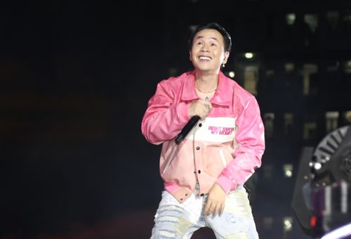  Là "trùm cuối" trong chương trình, Binz khiến fans đứng ngồi không yên với những bản hit anh mang đến đêm nhạc. 