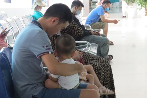 Nắng nóng khiến cho nhiều trẻ nhỏ phải nhập viện.