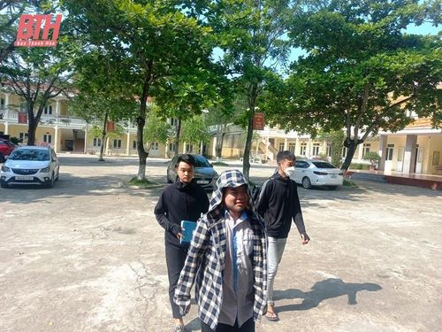 Học sinh đội nắng đến lớp học ôn.