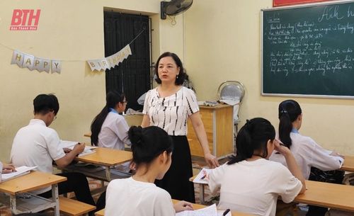 Cô trò Trường THCS Nguyễn Chích say sưa ôn luyện