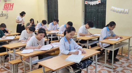 Học sinh Trường THCS Nguyễn Chích trong giờ ôn thi.