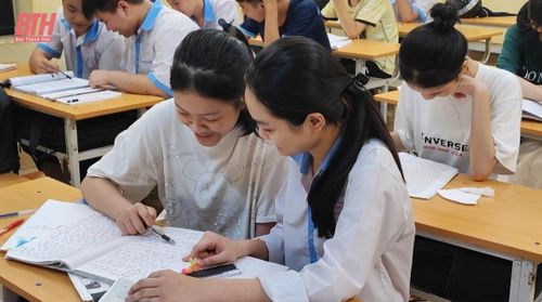 Học sinh Trường THCS Nguyễn Chích trao đổi bài.