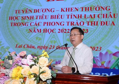 NGƯT Đinh Trung Tuấn, Giám đốc Sở GD&ĐT Lai Châu phát biểu tại Lễ tuyên dương - khen thưởng trong các phong trào thi đua năm học 2022 – 2023.