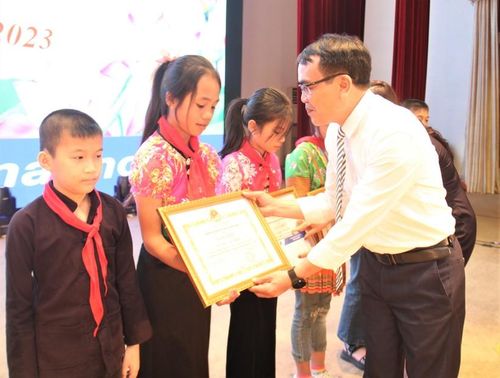 Ông Lưu Hồng Phương, Phó giám đốc Sở GD&ĐT Lai Châu trao giấy khen cho học sinh tiêu biểu huyện Mường Tè.