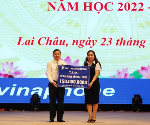 VNPT - Vinaphone Lai Châu trao phần quà đồng hành với Sở GD&ĐT để thưởng cho học sinh tiêu biểu.