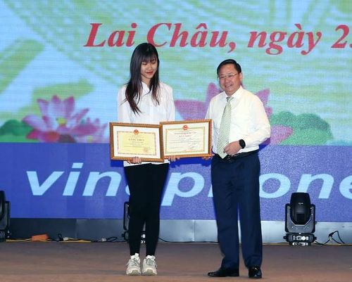 NGƯT Đinh Trung Tuấn trao Bằng khen của Bộ GD&ĐT, UBND tỉnh Lai Châu cho học sinh đạt giải Ba môn Địa lý cấp quốc gia.