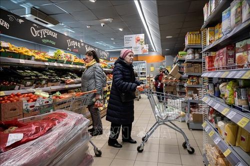 Người dân mua sắm tại một siêu thị ở Moskva, Nga ngày 6/4/2022. Ảnh: AFP/TTXVN