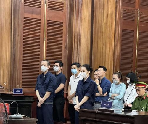 Kim Bumjae (ngoài cùng, bên trái) và các đồng phạm tại tòa sáng 23/5.