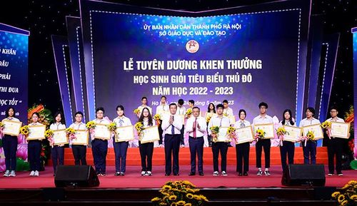 Chủ tịch UBND TP Hà Nội và lãnh đạo Bộ GD-ĐT tặng bằng khen tuyên dương các học sinh giỏi tiêu biểu của Thủ đô năm học 2022-2023