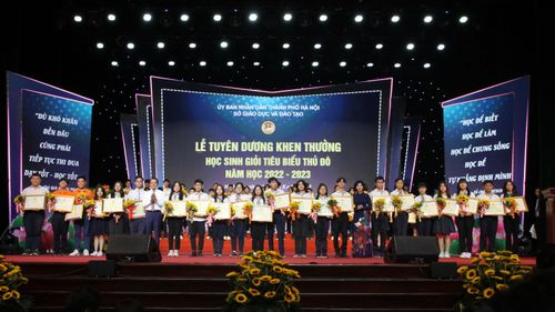 Lãnh đạo TP Hà Nội trao bằng khen cho học sinh đạt giải Nhì học sinh giỏi cấp quốc gia.