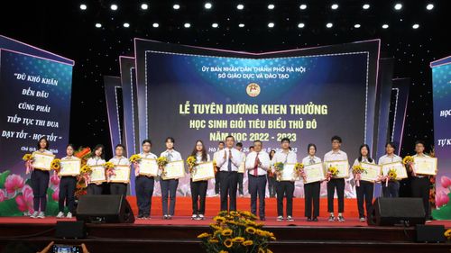 Thứ trưởng Bộ GD&amp;ĐT Nguyễn Văn Phúc và Chủ tịch UBND TP Hà Nội Trần Sỹ Thanh và trao Bằng khen cho các học sinh đạt giải Nhất kỳ thi học sinh giỏi quốc gia.