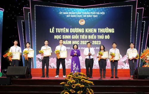 Thứ trưởng Bộ GD&amp;ĐT Nguyễn Hữu Độ và Phó Bí thư Thường trực Thành ủy Hà Nội Nguyễn Thị Tuyến trao bằng khen cho 7 học sinh đạt thành tích xuất sắc trong kỳ thi Olympic quốc tế. 