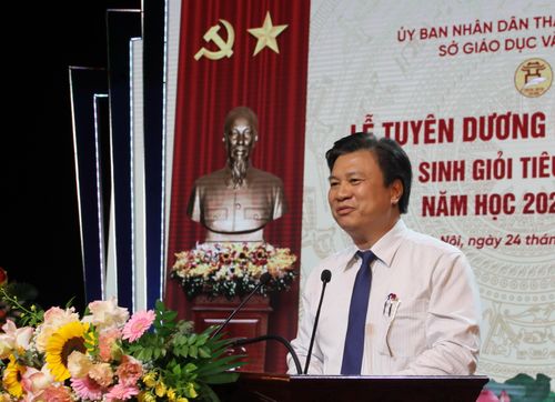 Thứ trưởng Bộ GD&amp;ĐT Nguyễn Hữu Độ phát biểu tại buổi lễ.