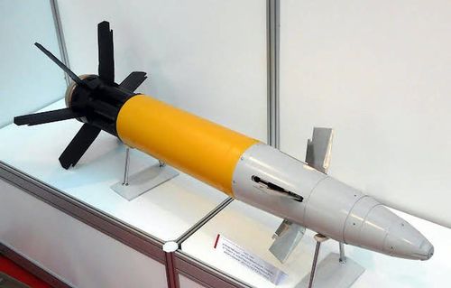 Đồng thời đạn dẫn đường Krasnopol-M2 được sản xuất với hai phiên bản cỡ nòng 152 mm và 155 mm để có thể bắn đi từ lựu pháo theo chuẩn Liên Xô hay NATO, đạn có tầm bắn khoảng 20 - 25 km.