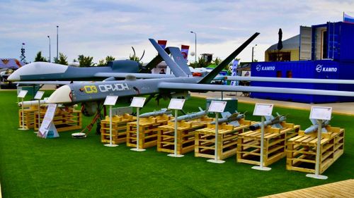 Loại máy bay không người lái có khả năng mang đạn dẫn đường Krasnopol phiên bản mới được cho là chiếc Orion, khi nó tích hợp sẵn thiết bị chỉ thị mục tiêu laser và có tải trọng vũ khí tương đối lớn.