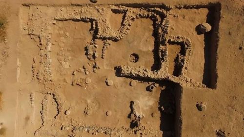 Tòa nhà đổ nát ở Armenia phủ đầy bụi bẩn và bột mì.