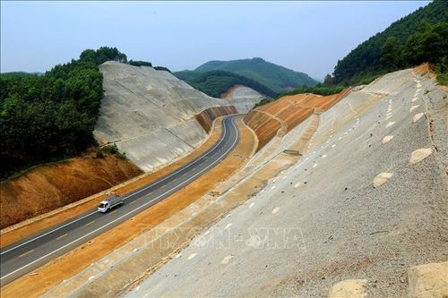Tăng tốc thi công 3 dự án thành phần cao tốc Bắc – Nam qua Quảng Bình. Ảnh: Huy Hùng/TTXVN