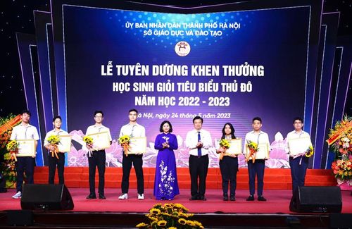 Phó Bí thư Thường trực Thành ủy Hà Nội Nguyễn Thị Tuyến, Thứ trưởng Bộ Giáo dục và Đào tạo Nguyễn Hữu Độ trao Bằng khen của UBND thành phố cho 7 học sinh đạt thành tích xuất sắc trong kỳ thi Olympic quốc tế.