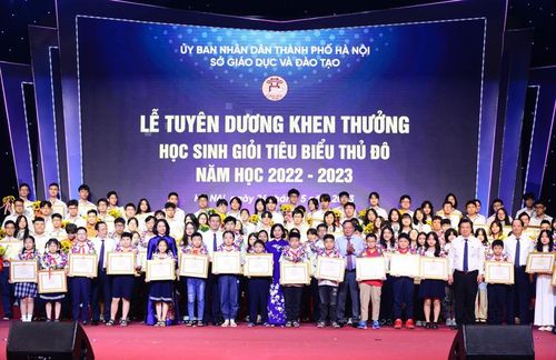 Các đồng chí lãnh đạo Trung ương, thành phố Hà Nội với các học sinh giỏi tiêu biểu Thủ đô năm học 2022-2023.